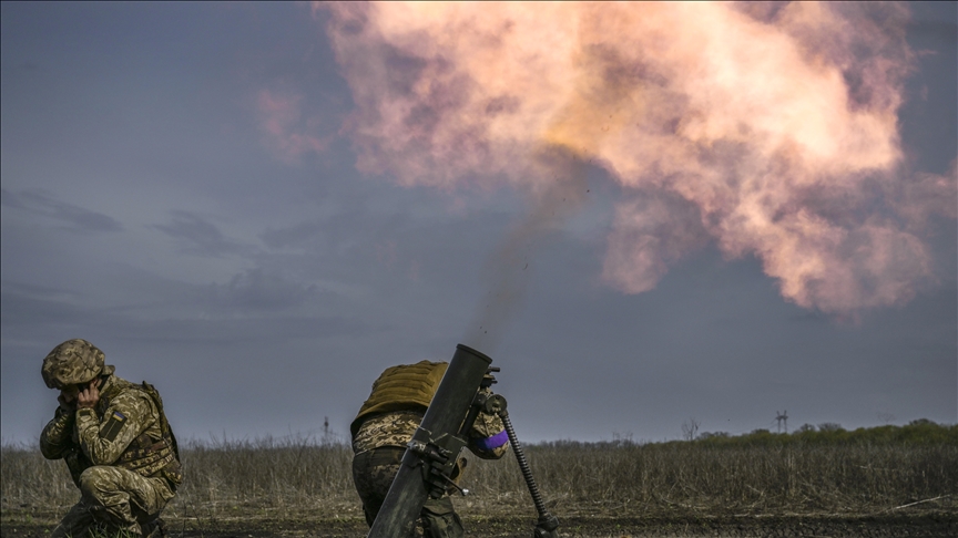 Ukrainian soldiers on front line in Donetsk continue heavy fire at Russian military positions
