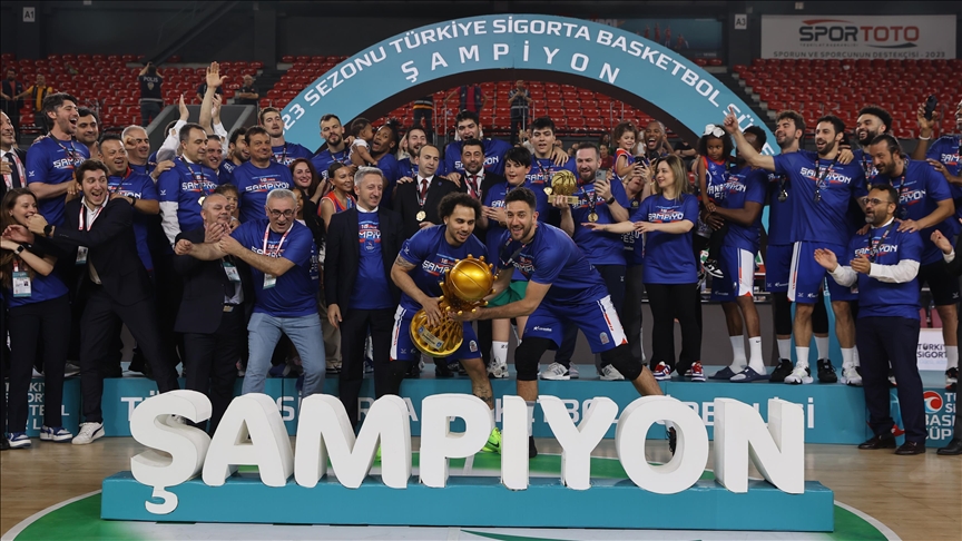 Anadolu Efes win Turkish basketball title