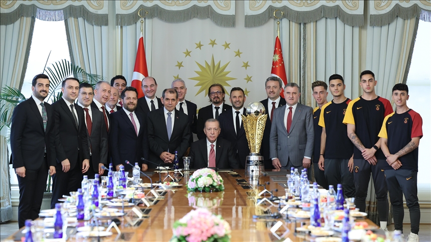 Turkish president hosts Galatasaray following Super Lig triumph