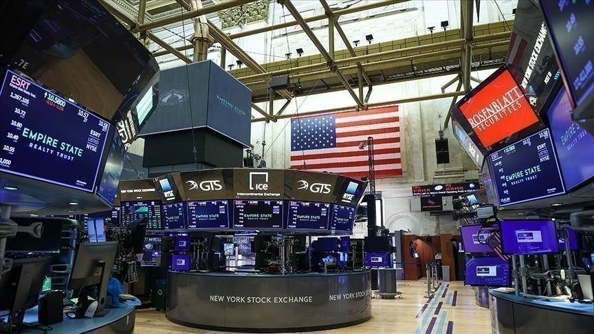 US stocks close Friday lower, but indexes post weekly gains