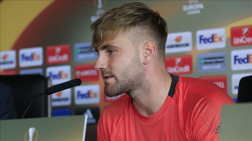 Luke Shaw extends contract with Manchester United