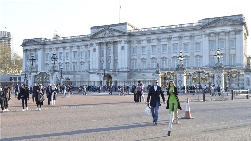 Tuesday's incident at Buckingham Palace reminds previous cases, intrusion attempts