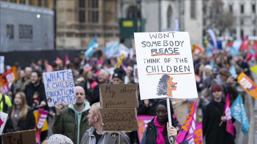 Thousands of teachers in England go on strike for 5th time over pay raise