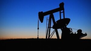Oil mixed over ongoing supply worries, strong dollar