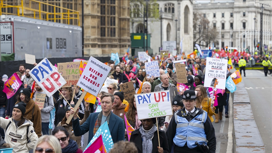 Hundreds of thousands of teachers across England stage fresh strike over pay