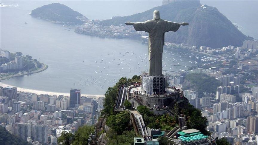 Brazil's service sector annually grows 2.7% in April
