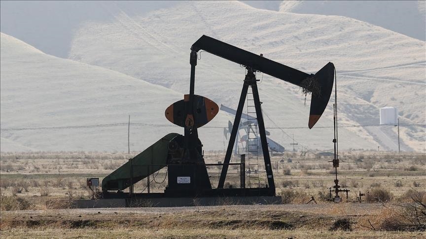 Oil prices show limited uptick