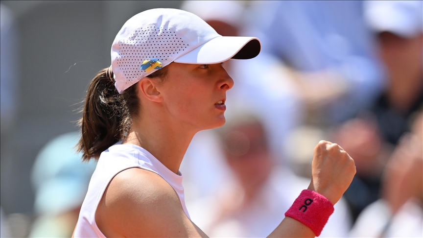 Defending champion Swiatek to face Brazil's Haddad Maia in French Open semifinals