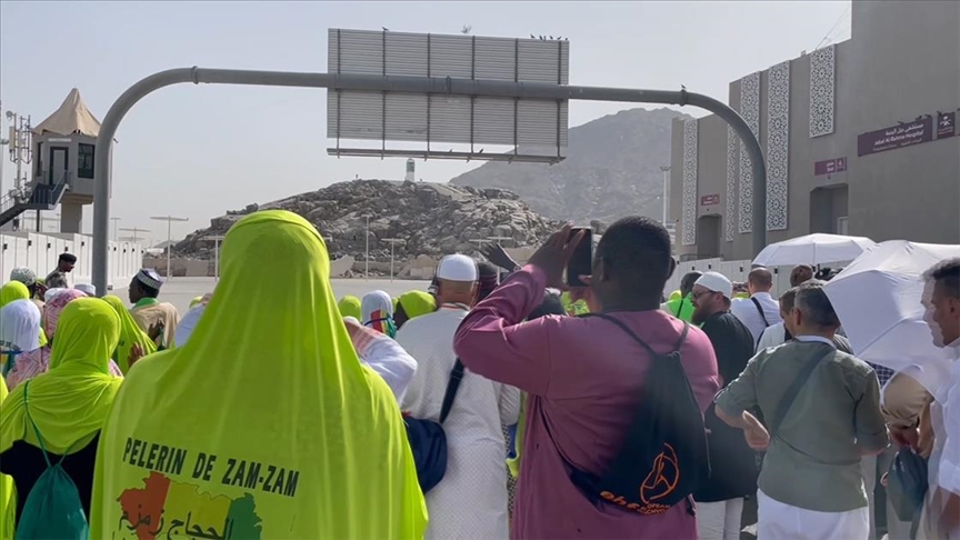 Pilgrims in Mecca continue spiritual journey with visit to Mount Arafat