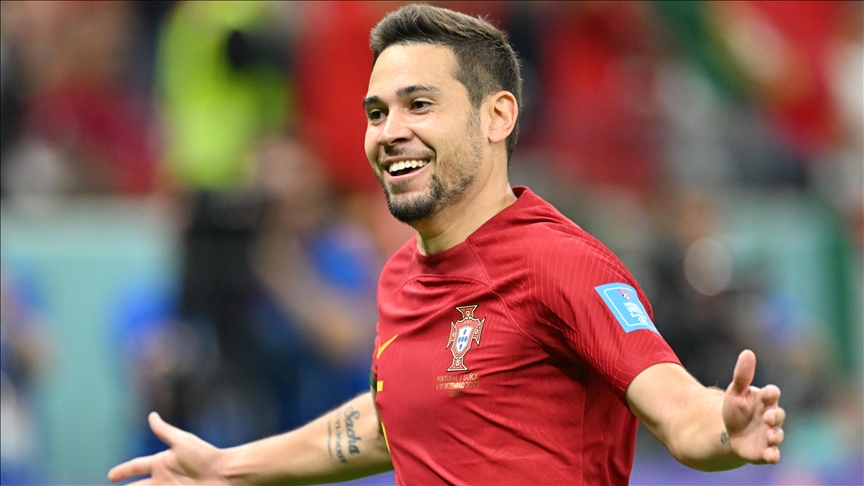 Bayern Munich sign Borussia Dortmund defender Raphael Guerreiro