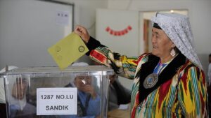 Van'daki Kırgız Türkleri yöresel kıyafetleriyle oylarını kullandı