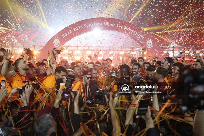 Galatasaray players, fans enjoy Super Lig championship ceremony after derby victory