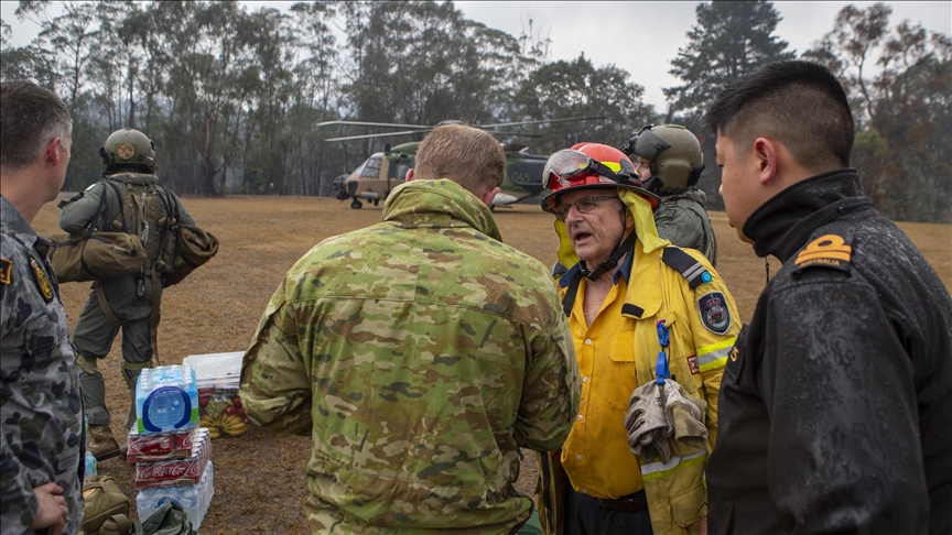 Aussie firefighters battle massive fire engulfing heritage building