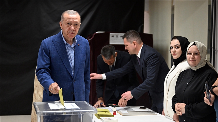Turkish president votes in runoff