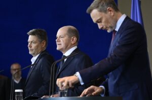 German Chancellor Olaf Scholz (C) is flanked by Economy and Climate Minister Robert Habeck (L) and Finance Minister Christian Lindner to comment on the ruling of Germany's Constitutional court that the government's re-location of 60 billion euros ($65 billion) of unused debt from the pandemic era to climate fund was illegal, Berlin, Germany, Nov. 15, 2023. (Reuters Photo)