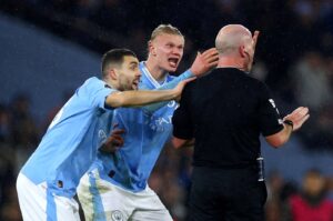 Manchester City's Erling Haaland (C) and Mateo Kovacic remonstrate with referee Simon Hooper during the EPL match against Tottenham Hotspur at the Etihad Stadium, Manchester, U.K., Dec. 3, 2023. (Reuters Photo)