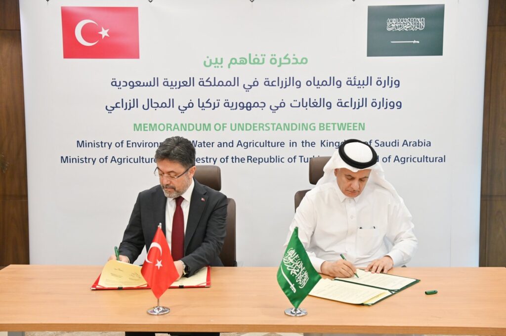 Agriculture and Forestry Minister Ibrahim Yumaklı (L), Saudi Minister of Environment, Water and Agriculture Abdulrahman Al-Fadhli sign a memorandum of understanding on cooperation in the field of agriculture, Riyadh, Saudi Arabia, Dec. 3, 2023. (IHA Photo)