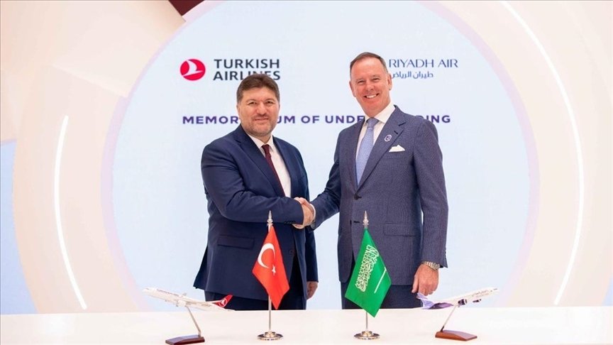 THY Deputy General Manager Levent Konukcu (L) shakes hands with Riyadh Air CEO Tony Douglas, Riyadh, Saudi Arabia, Dec. 4, 2023. (AA Photo)